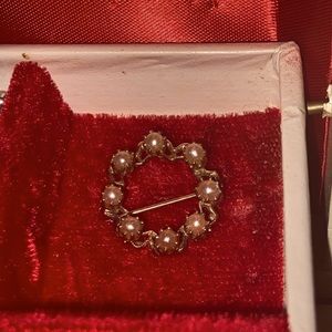 Smaller brooch pin w pearls